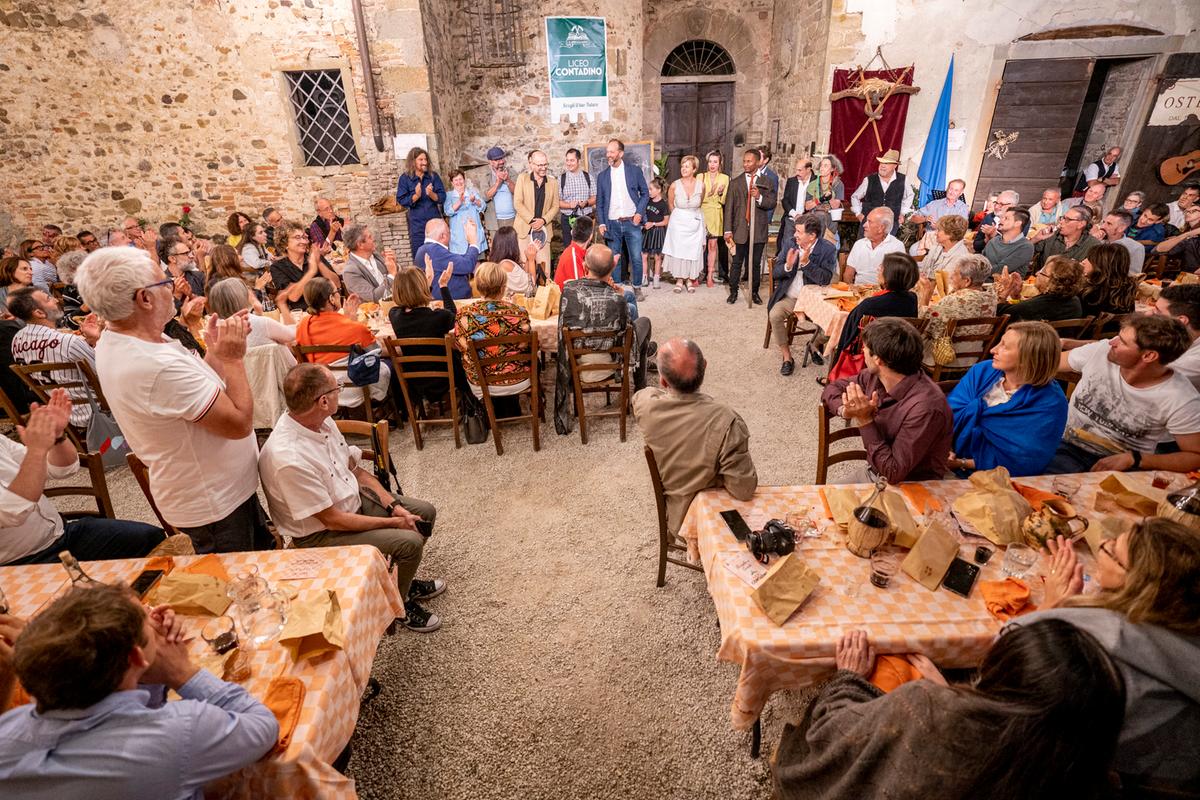 https://www.lanazione.it/image-service/view/acePublic/alias/contentid/YjI3MjcwMzktYjRjNC00/0/tovaglia-aquadri.jpeg?f=1.91:1&w=1200