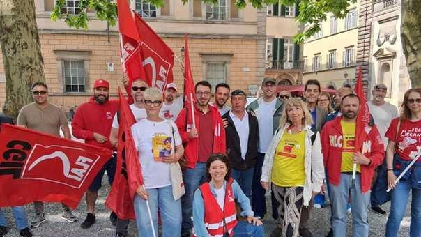 Un momento del sit-in che si è svolto ieri mattina in piazza Napoleone con i lavoratori Cgil del comparto agro-alimentare della Lucchesia Un momento del sit-in che si è svolto ieri mattina in piazza Napoleone con i lavoratori Cgil del comparto agro-alimentare della Lucchesia