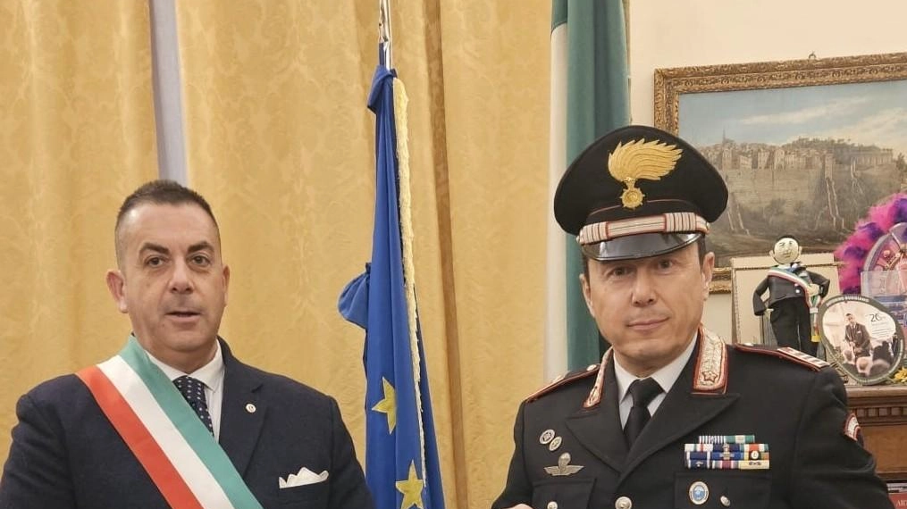 I carabinieri della stazione di Todi hanno restituito al sindaco Antonino Ruggiano (nella foto) il cartello stradale che lo scorso... I carabinieri della stazione di Todi hanno restituito al sindaco Antonino Ruggiano (nella foto) il cartello stradale che lo scorso...