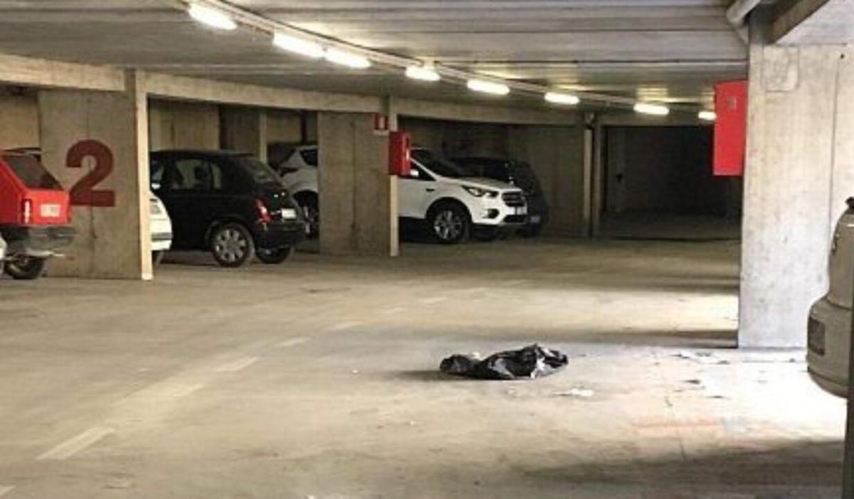 Vandali nel parcheggio Arnolfo. Auto danneggiate, è protesta