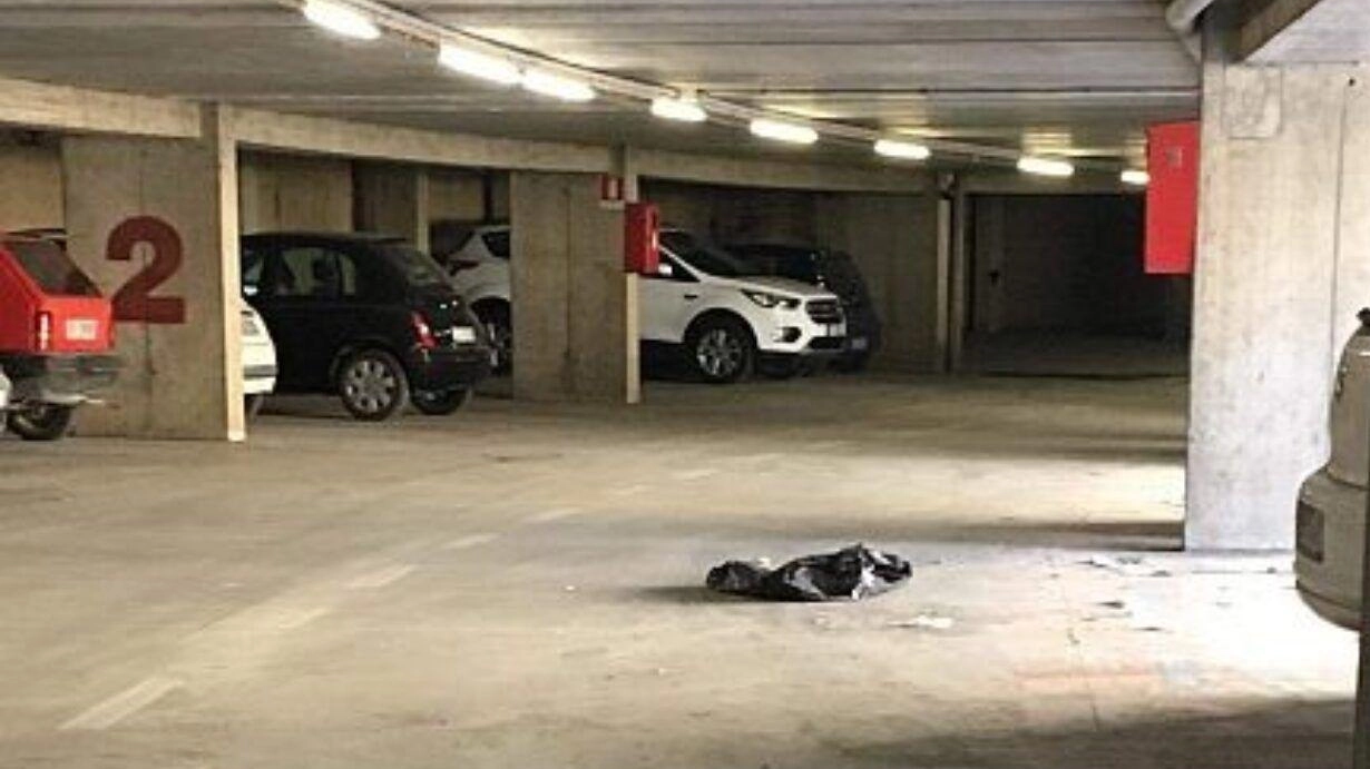 Cittadini in allarme per i continui atti vandalici al parcheggio Arnolfo