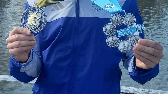 Roberto Tognari, classe 1979, è magazziniere, ex calciatore della squadra del paese (ruolo ala destra), poi podista di fondo nei 10mila metri. Poi sono arrivate le mezze maratone e le maratone nella categoria masters 45-49 anni con ottimi risultati Roberto Tognari, classe 1979, è magazziniere, ex calciatore della squadra del paese (ruolo ala destra), poi podista di fondo nei 10mila metri. Poi sono arrivate le mezze maratone e le maratone nella categoria masters 45-49 anni con ottimi risultati