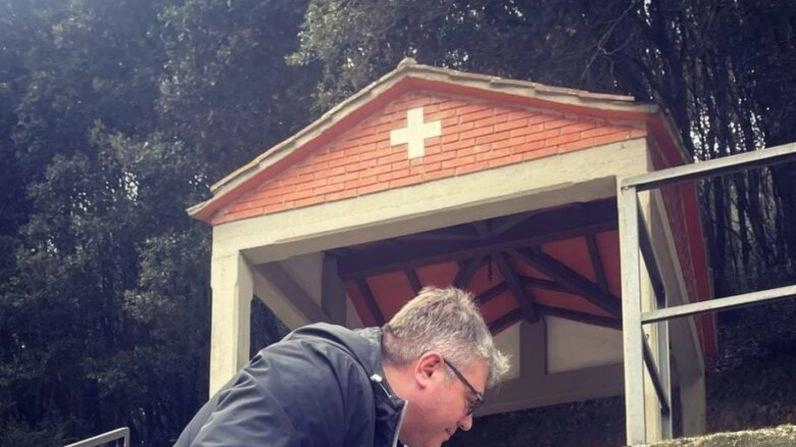 Il sindaco di San Giuliano. Matteo Cecchelli davanti al cippo che ricorda le 69 vittime Il sindaco di San Giuliano. Matteo Cecchelli davanti al cippo che ricorda le 69 vittime