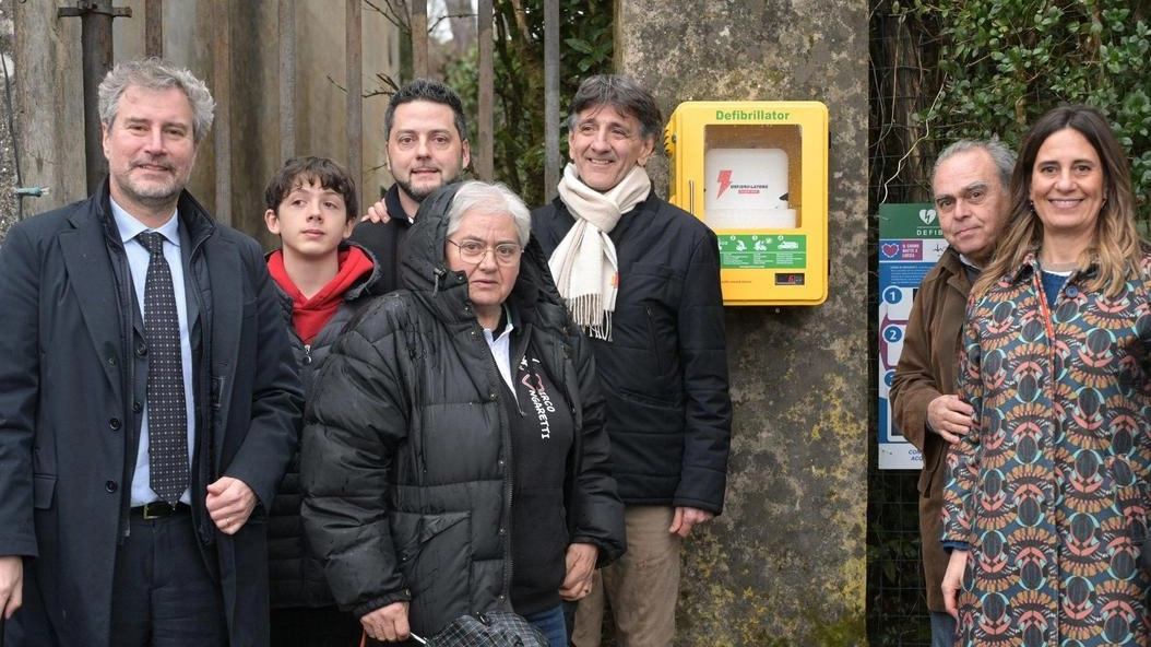 Un momento dell’inaugurazione dei tre defibrillatori suil territorio (Alcide) Un momento dell’inaugurazione dei tre defibrillatori suil territorio (Alcide)