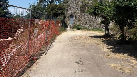 https://www.lanazione.it/image-service/view/acePublic/alias/contentid/YjI5NzZjOTUtYjNkYS00/0/quel-cantiere-infinito-dietro-al-castello.jpeg?f=16:9&w=1200&h=630