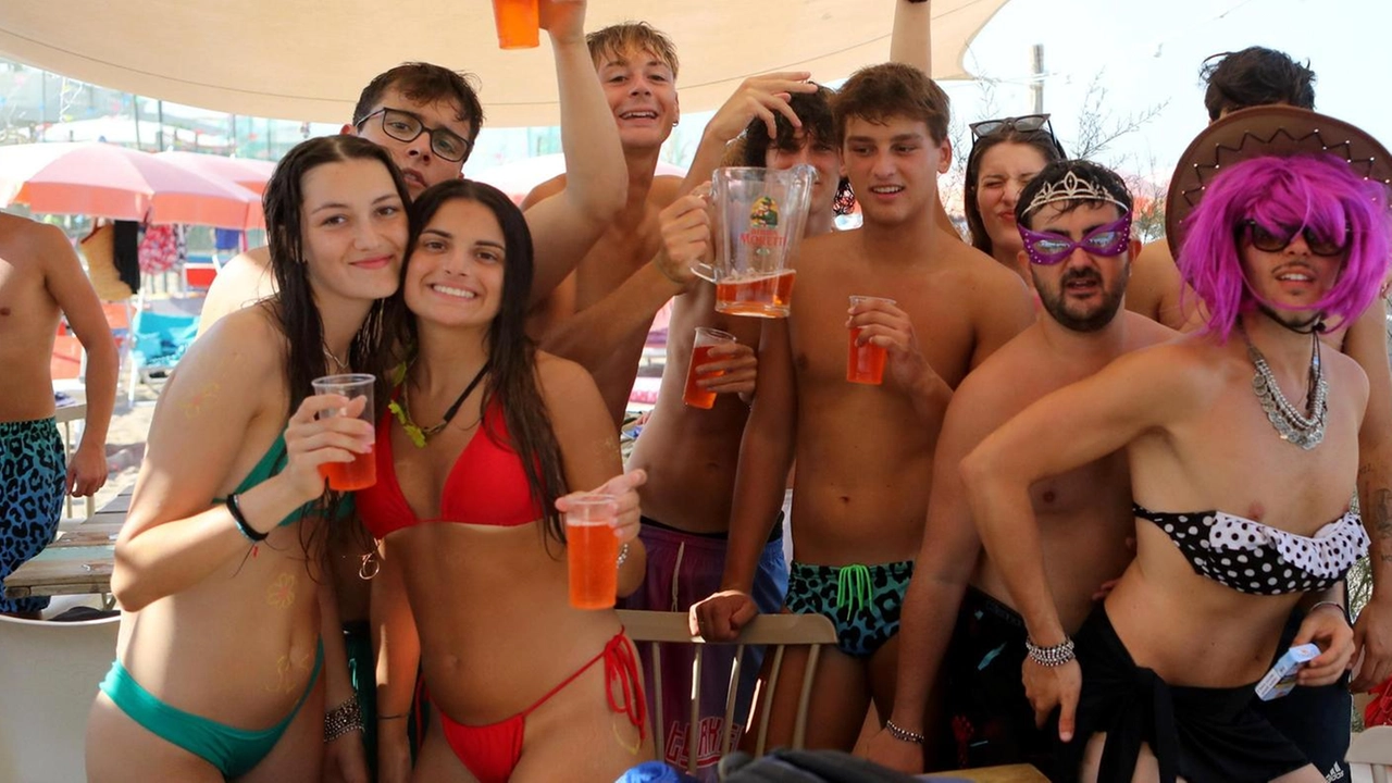 Feste in piscina, in spiaggia, ma anche passeggiate lungo i sentieri del parco e un tuffo nella nostra grande bellezza: si accende il Ferragosto pisano Feste in piscina, in spiaggia, ma anche passeggiate lungo i sentieri del parco e un tuffo nella nostra grande bellezza: si accende il Ferragosto pisano