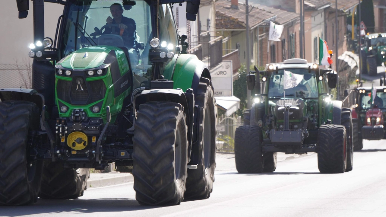 Gli agricoltiri sui trattori per le strade della Valdichiana Gli agricoltiri sui trattori per le strade della Valdichiana