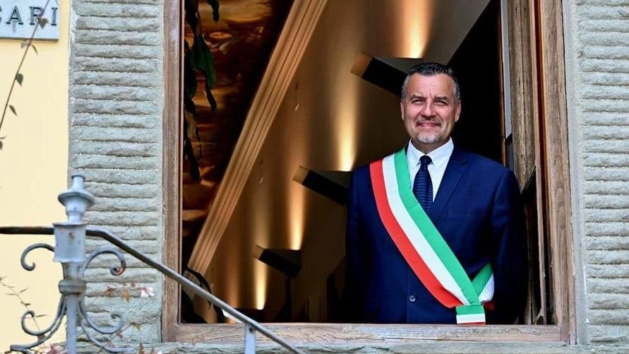 Il sindaco, Leonardo Fornaciari affacciato alla finestra del palazzo comunale del paese di Porcari