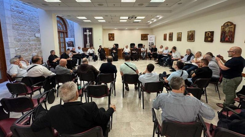 Il primo incontro dei vescovi guidati dal presidente della Conferenza episcopale toscana. Padre Patton: "Purtroppo sono pochi quelli che, in questo momento, riescono a venire". Il primo incontro dei vescovi guidati dal presidente della Conferenza episcopale toscana. Padre Patton: "Purtroppo sono pochi quelli che, in questo momento, riescono a venire".