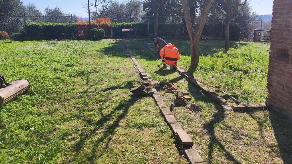 Operai al lavoro nel parco