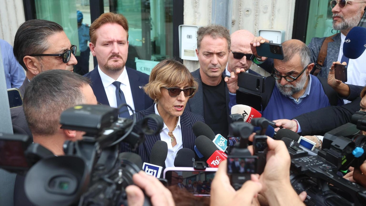 La Commissione Giustizia del Senato avanza sul tema del fine vita con il Comitato etico, afferma Giulia Bongiorno. La Commissione Giustizia del Senato avanza sul tema del fine vita con il Comitato etico, afferma Giulia Bongiorno.