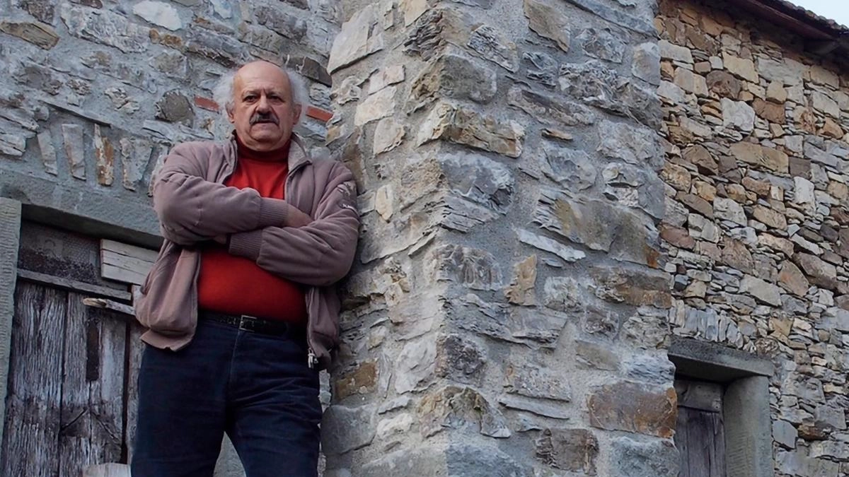 Eugenio Ambrosini risiede nel borgo fivizzanese e conduce una quotidianità insolita. Ce lo racconta