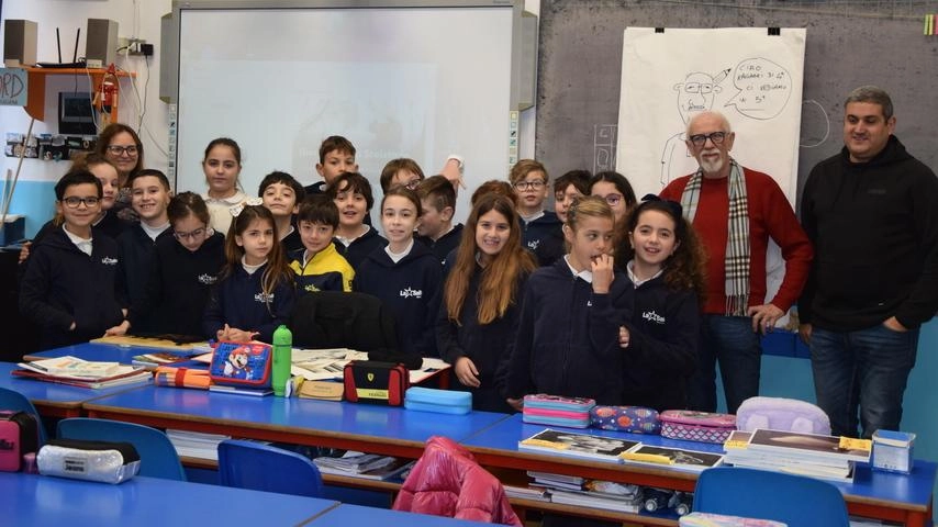 Il giornalista Michele Scuto con l’illustratore Giulio Peranzoni in lezione alla classe IV