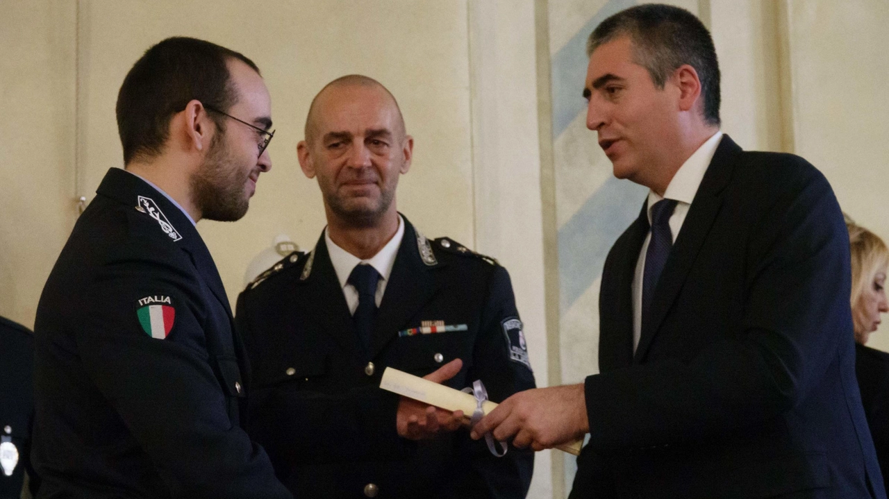 Il comandante della polizia locale Francesco Bertoneri e l’assessore Giulio Guerri consegnano elogi ed encomi agli agenti che si sono distinti in operazioni di di particolare rilievo nel corso dell’anno (foto di Alexia Frascatore) Il comandante della polizia locale Francesco Bertoneri e l’assessore Giulio Guerri consegnano elogi ed encomi agli agenti che si sono distinti in operazioni di di particolare rilievo nel corso dell’anno (foto di Alexia Frascatore)