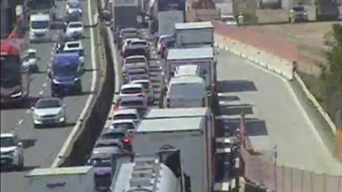 Lunga coda sulla A1 per un veicolo in avaria. Cantieri Autostrade, occhio alle chiusure