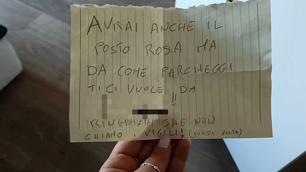 Il messaggio che un anonimo ha scritto e lasciato sul parabrezza dell’auto di Chiara che ha raccontanto cosa è accaduto Il messaggio che un anonimo ha scritto e lasciato sul parabrezza dell’auto di Chiara che ha raccontanto cosa è accaduto
