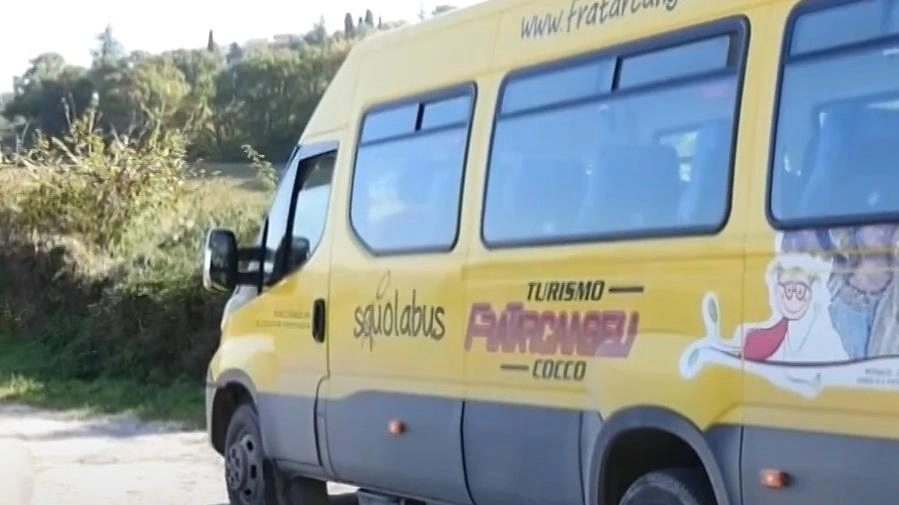 Lo scuolabus sulla strada comunale 79 detta “Del Vago“ che è stata rinnovata dopo anni di proteste per lo stato di abbandono e degrado Lo scuolabus sulla strada comunale 79 detta “Del Vago“ che è stata rinnovata dopo anni di proteste per lo stato di abbandono e degrado