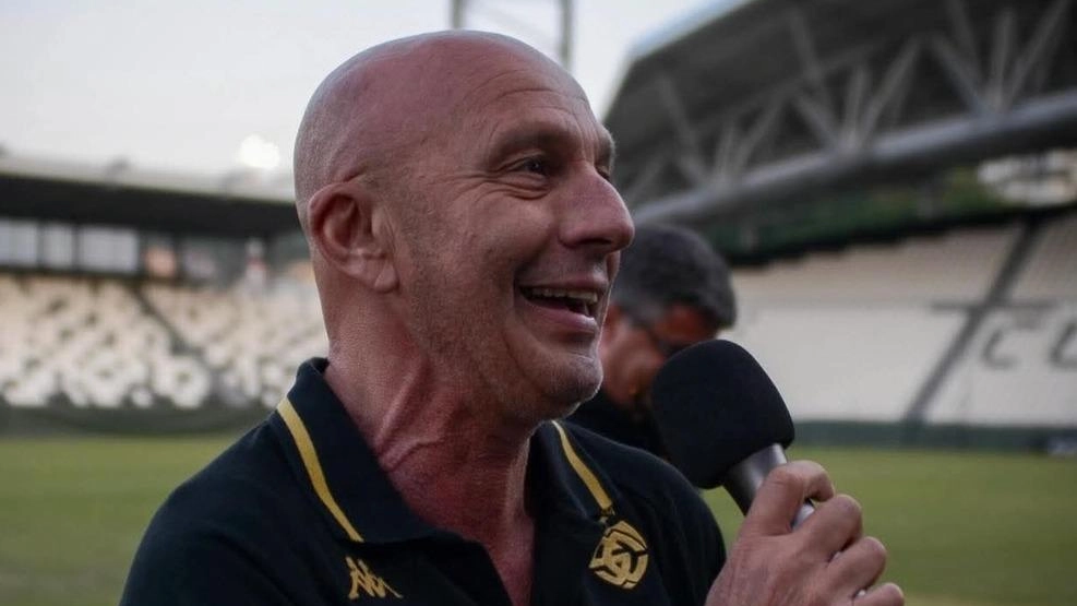 La Valle è lo speaker storico che accompagna le sfide al Picco . Da qualche anno viene “ingaggiato“ per infiammare la Morin. "Non ne sapevo praticamente nulla, poi mi sono fatto trascinare". La Valle è lo speaker storico che accompagna le sfide al Picco . Da qualche anno viene “ingaggiato“ per infiammare la Morin. "Non ne sapevo praticamente nulla, poi mi sono fatto trascinare".