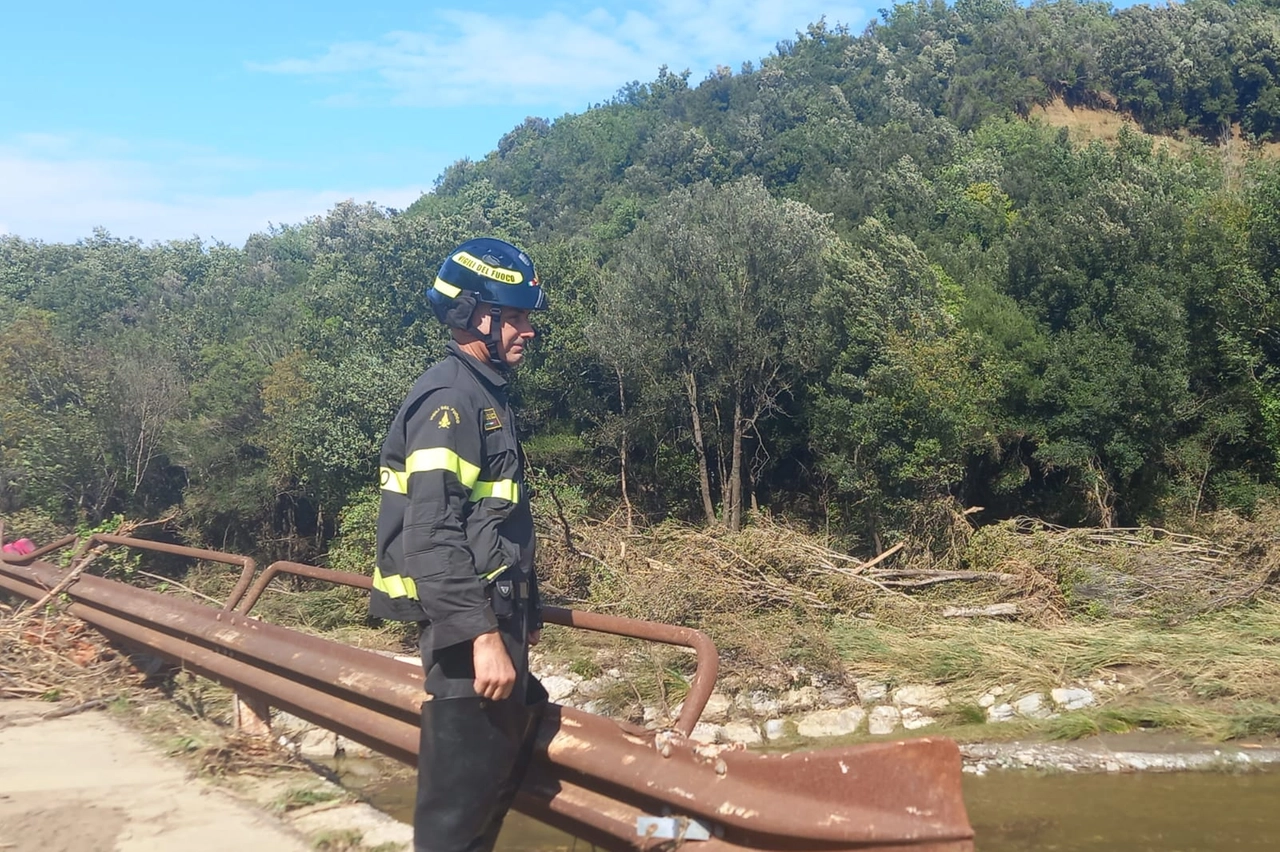 Vigili del fuoco sul torrente esondato