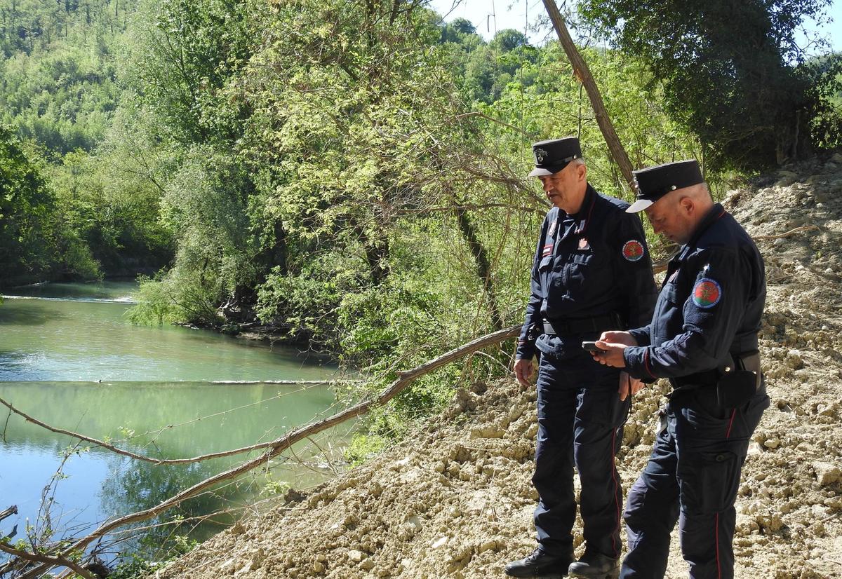 Discarica abusiva nel Nestore . Rifiuti tessili nell’alveo del fiume. Denunciato imprenditore cinese
