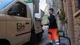 Prosegue il progetto di riorganizzazione del servizio di raccolta dei rifiuti. Nelle zone di Scopetone, San Firenze, Palazzo del Pero,... Prosegue il progetto di riorganizzazione del servizio di raccolta dei rifiuti. Nelle zone di Scopetone, San Firenze, Palazzo del Pero,...