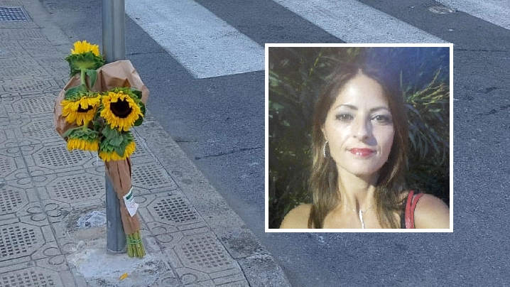 Un mazzo di girasoli all’incrocio in cui domenica mattina ha perso la vita Laura Chiricuta (nel riquadro) Un mazzo di girasoli all’incrocio in cui domenica mattina ha perso la vita Laura Chiricuta (nel riquadro)