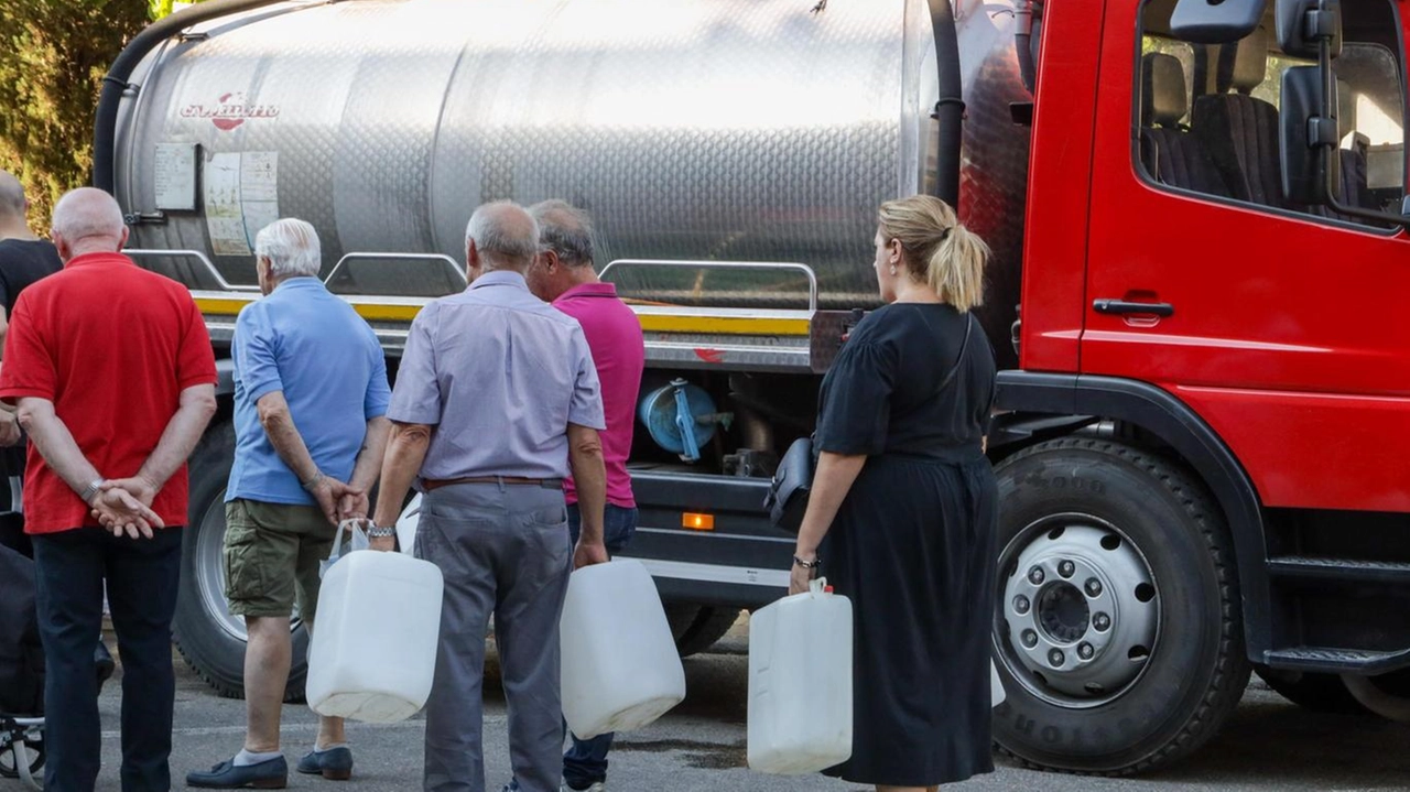 Un’autobotte messa a disposizione da Publiacqua a servizio dei cittadini Un’autobotte messa a disposizione da Publiacqua a servizio dei cittadini