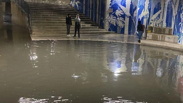 Violenti nubifragi causano allagamenti a Poggibonsi, con sottopassi e strade impraticabili. Interventi di emergenza da parte delle autorità locali e dei volontari. Disagi alla mobilità in diverse zone della città. Violenti nubifragi causano allagamenti a Poggibonsi, con sottopassi e strade impraticabili. Interventi di emergenza da parte delle autorità locali e dei volontari. Disagi alla mobilità in diverse zone della città.