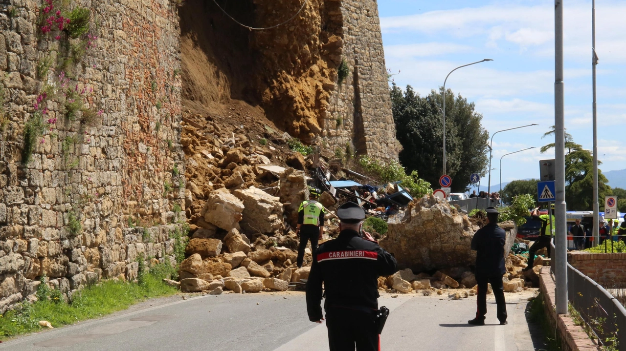 Il crollo nel maggio 2024 di una parte delle mura di San Felice, hanno causato danni significativi alla viabilità Il crollo nel maggio 2024 di una parte delle mura di San Felice, hanno causato danni significativi alla viabilità