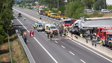 Incidente in A1, lo informano dei tre morti: il camionista ha un malore in ospedale