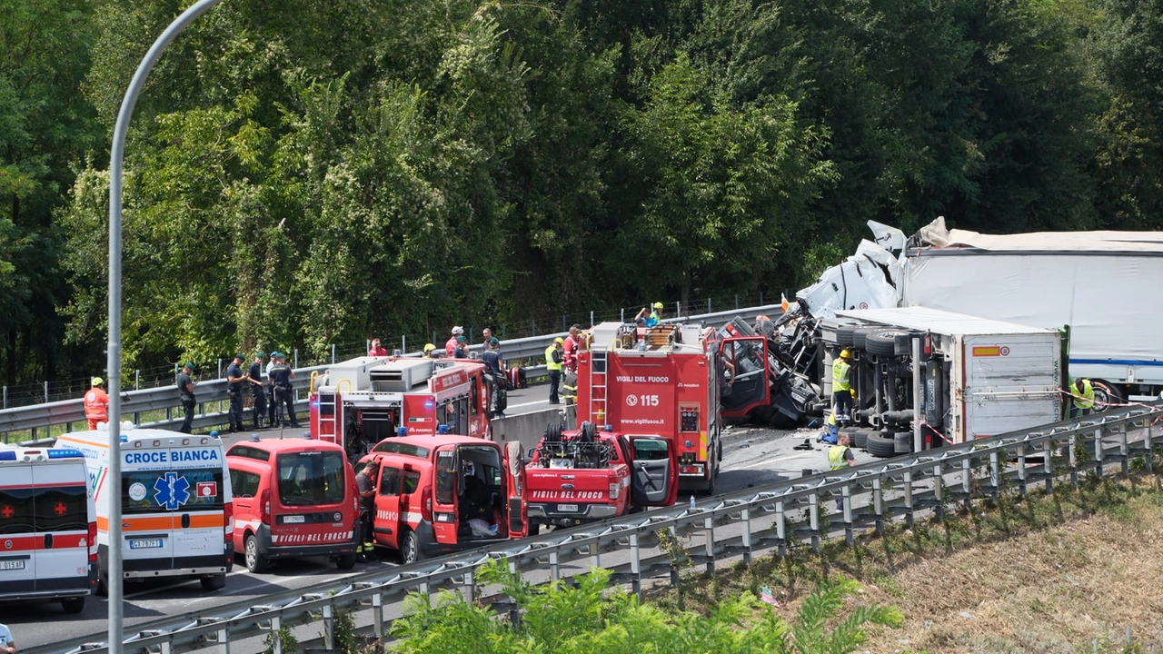 I soccorsi in A1 dopo il drammatico incidente I soccorsi in A1 dopo il drammatico incidente