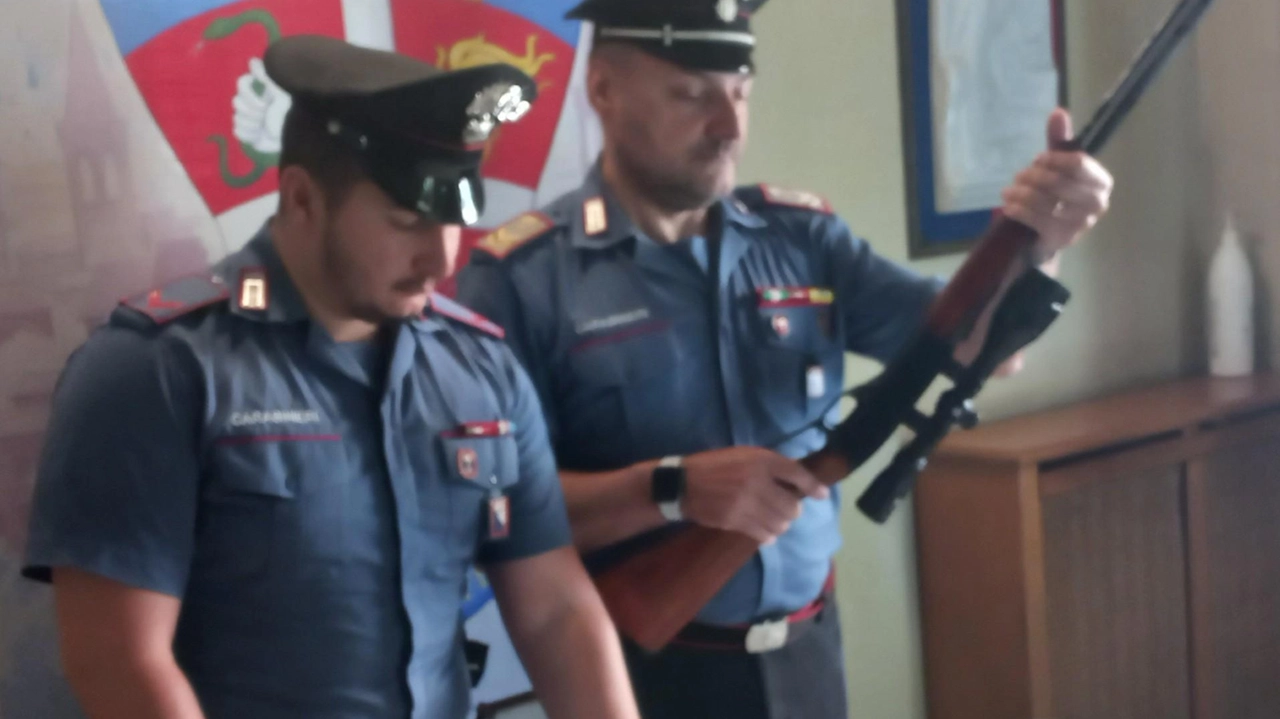 L’uomo è stato fermato dai carabinieri di Sansepolcro per un controllo nella tarda serata. Subito è stata riscontrata la mancanza di assicurazione del mezzo, poi è stato perquisito . L’uomo è stato fermato dai carabinieri di Sansepolcro per un controllo nella tarda serata. Subito è stata riscontrata la mancanza di assicurazione del mezzo, poi è stato perquisito .