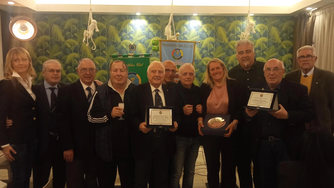 La consegna delle targhe alla conviviale dei due club Panathlon