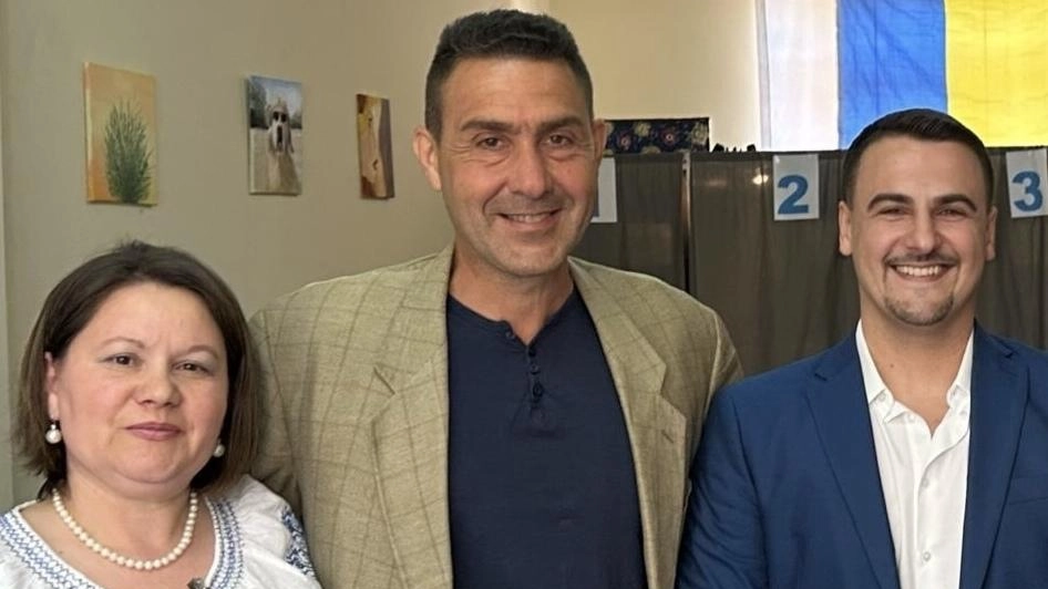 Affluenza record al seggio speciale allestito ieri a Iolo, in via Guazzalotri, per consentire ai tanti romeni che vivono a... Affluenza record al seggio speciale allestito ieri a Iolo, in via Guazzalotri, per consentire ai tanti romeni che vivono a...