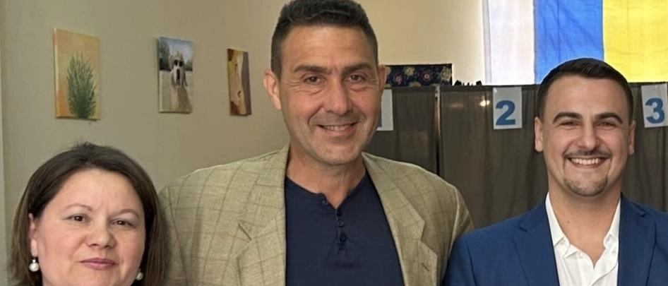 La moglie di Vannacci al seggio di Iolo