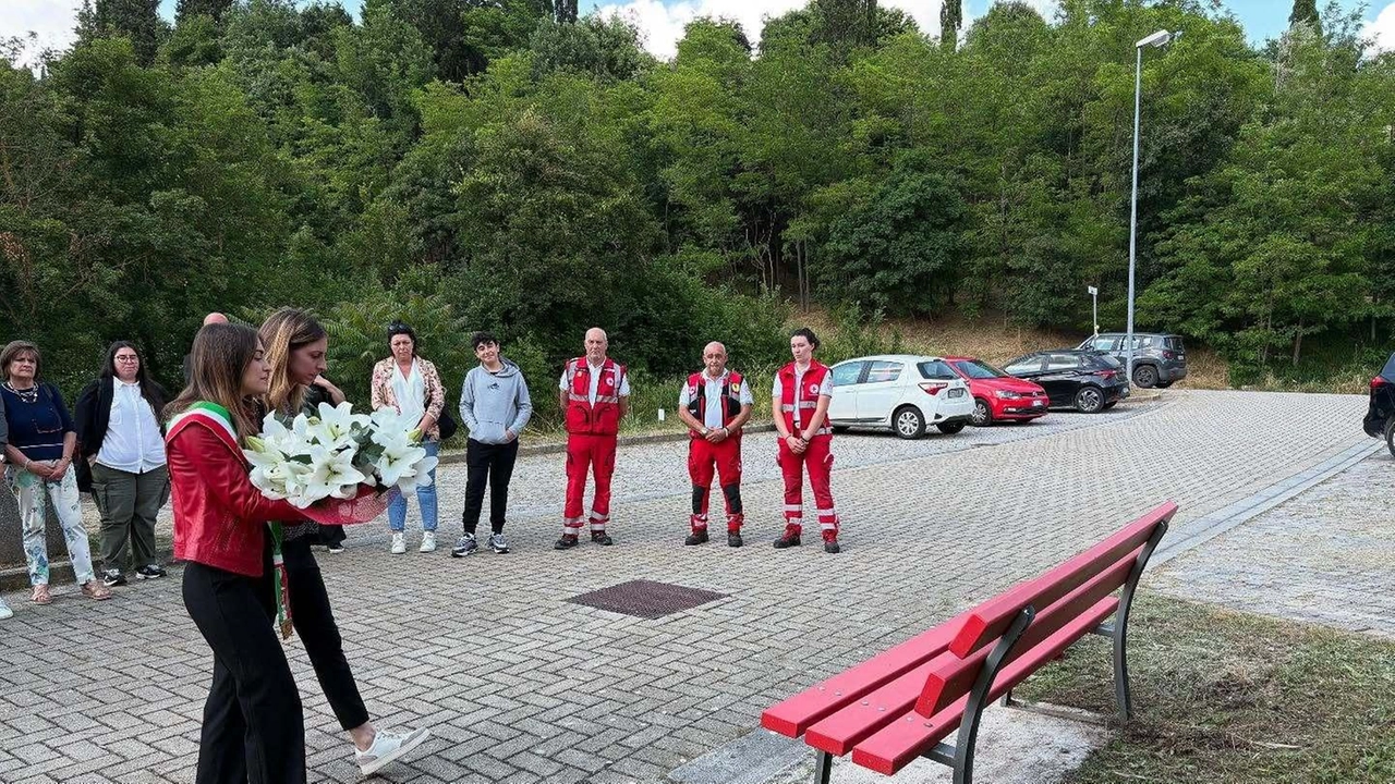 Un momento della cerimonia a San Miniato per ricordare la morte di Elisa Amato uccisa nel 2018 dal suo ex fidanzato Un momento della cerimonia a San Miniato per ricordare la morte di Elisa Amato uccisa nel 2018 dal suo ex fidanzato