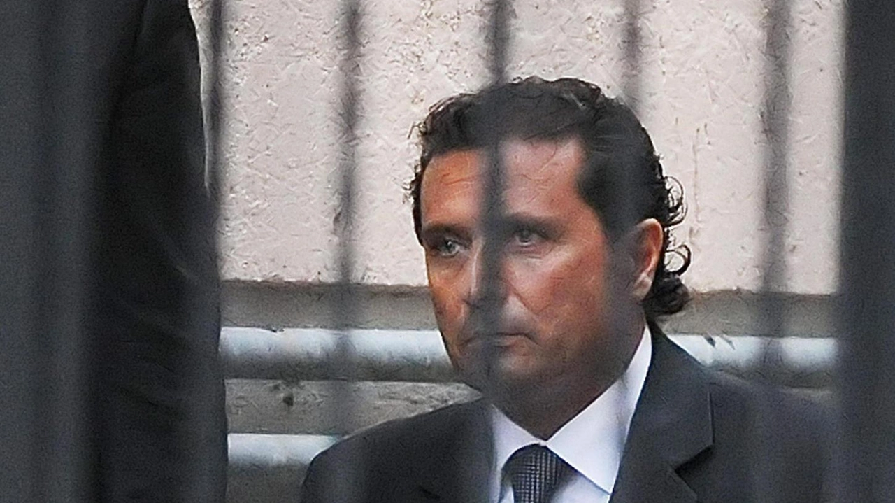 Francesco Schettino, ex comandante della Costa Concordia, rinuncia alla semilibertà per difficoltà lavorative, afferma il suo legale.