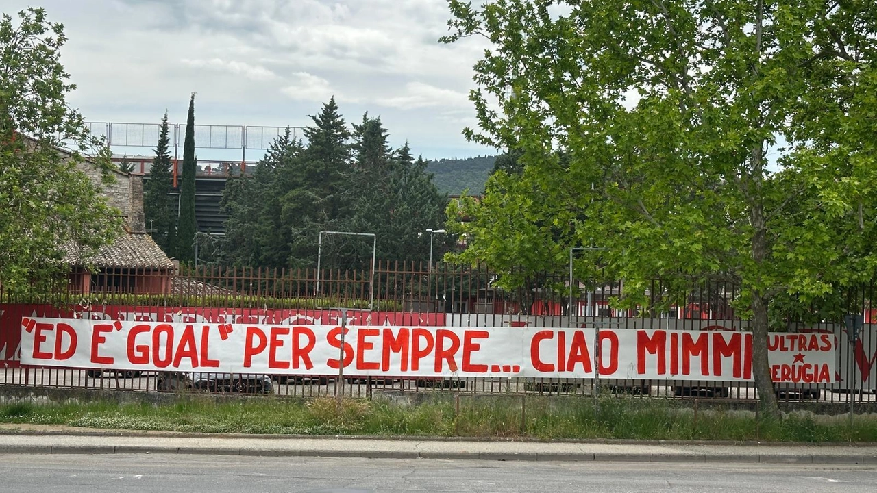 Lo striscione appeso ieri dagli Ultras del Perugia per ricordare Mimmi Mazzetti scomparso lunedì Lo striscione appeso ieri dagli Ultras del Perugia per ricordare Mimmi Mazzetti scomparso lunedì
