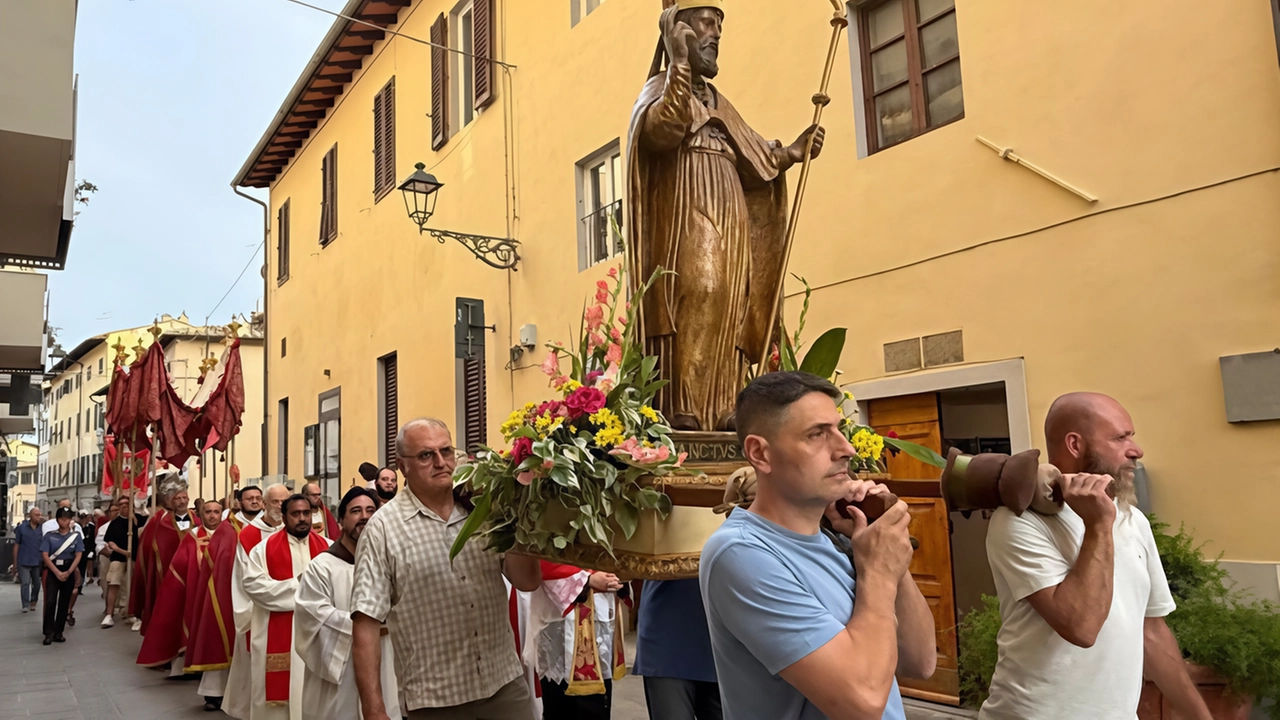 Pienone per la celebrazione. La soddisfazione del sindaco. Il gran finale con fuochi d’artificio e fontane luminose.
