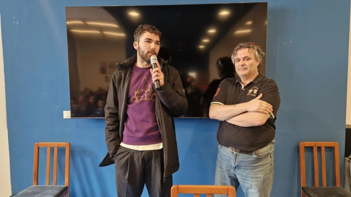 Il vicecampione olimpico Filippo Macchi con il giornalista di Punto Radio Massimo Corsini durante la ‘lezione’ al liceo scientifico. sportivo Pesenti di Cascina Il vicecampione olimpico Filippo Macchi con il giornalista di Punto Radio Massimo Corsini durante la ‘lezione’ al liceo scientifico. sportivo Pesenti di Cascina