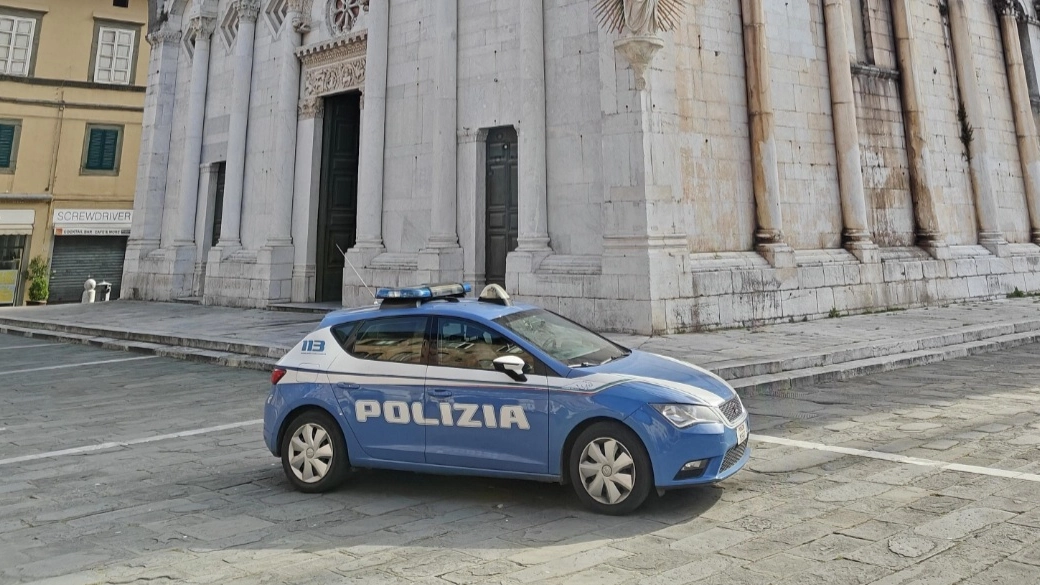 Volante della Polizia (foto di repertorio) Volante della Polizia (foto di repertorio)