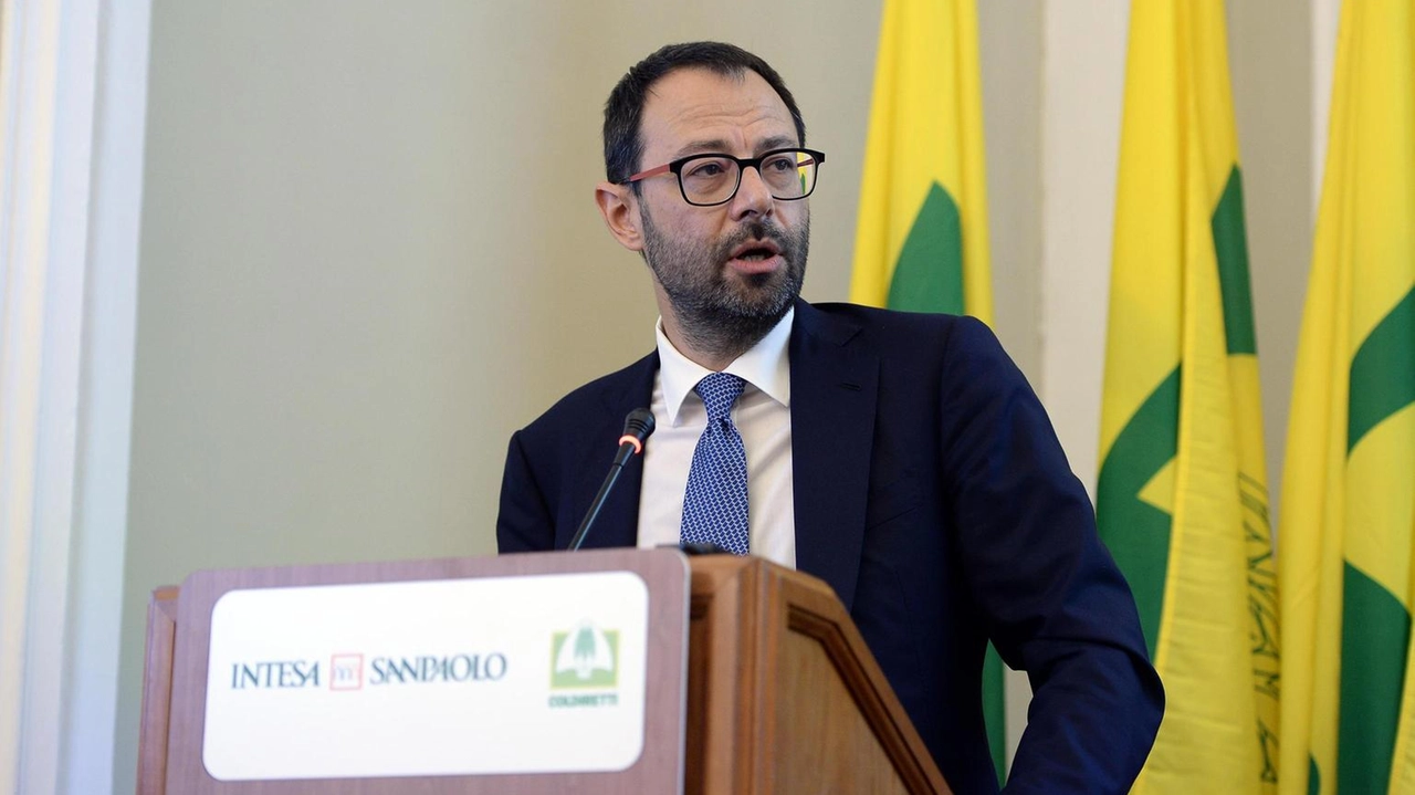 Stefano Patuanelli critica il cibo prodotto in laboratorio al Villaggio Coldiretti