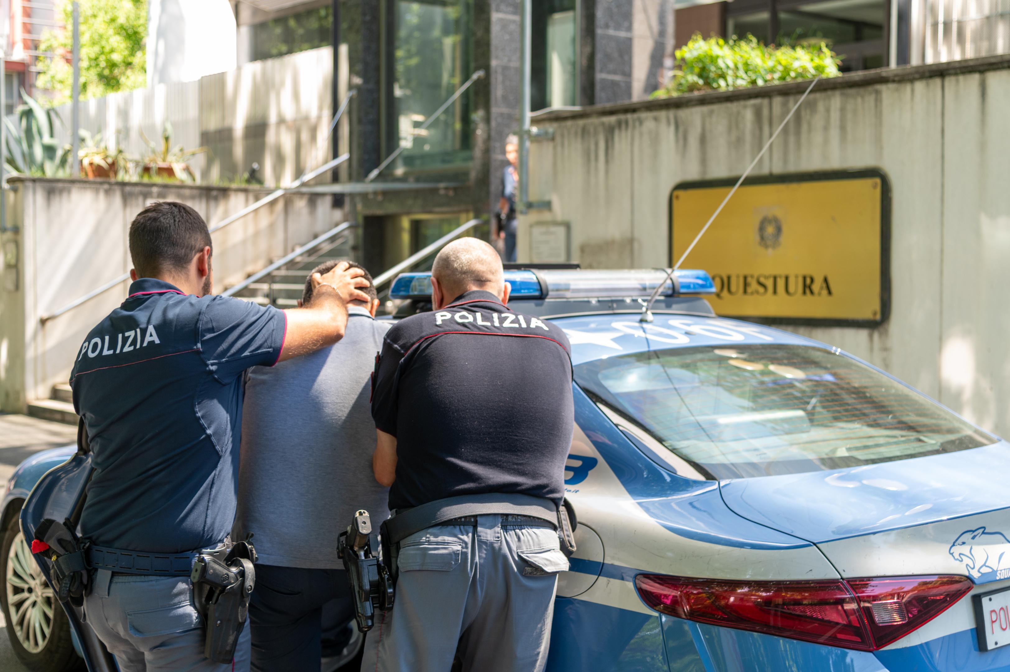 la faccia tosta del trafficante di esseri umani chiede il permesso di soggiorno espulso