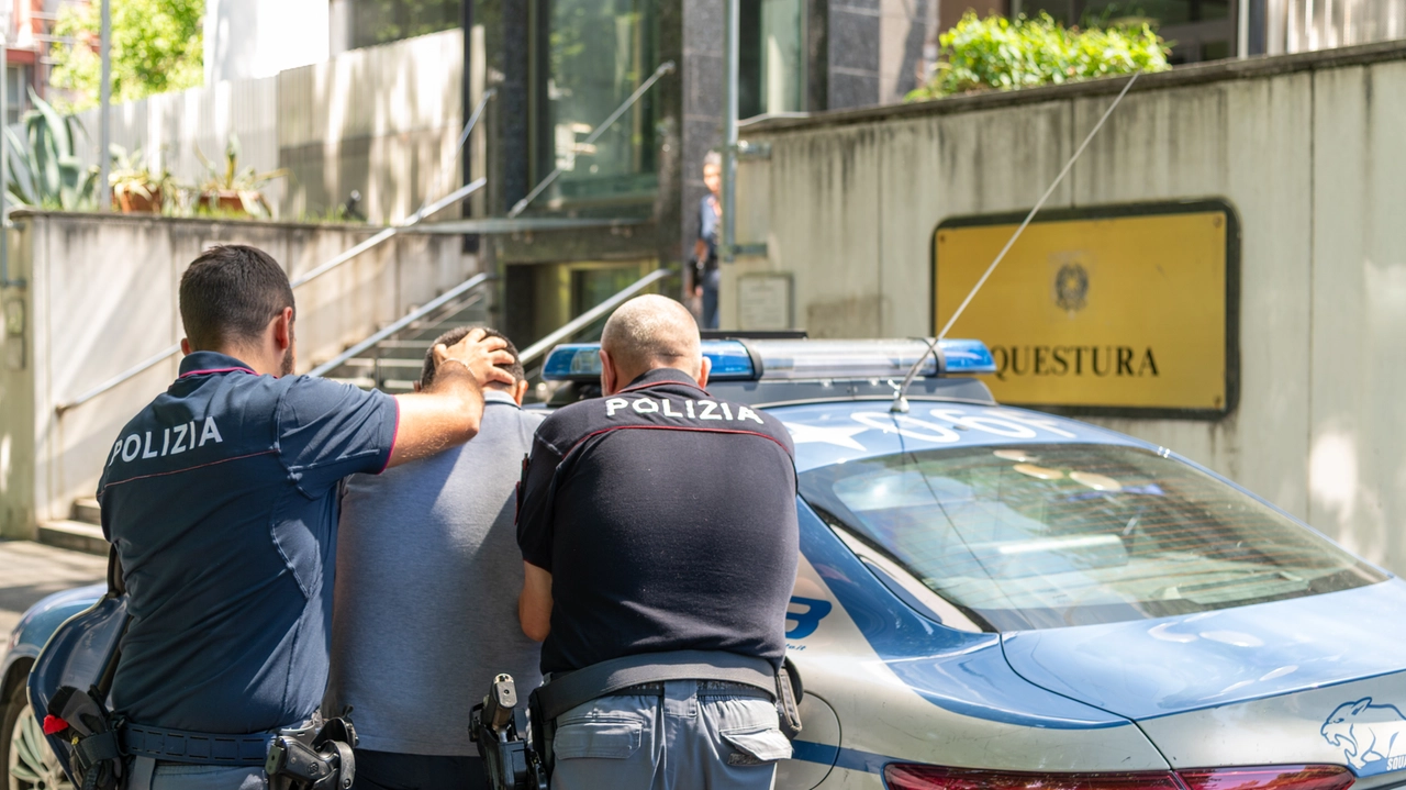 I poliziotti spezzini trasportano il cittadino turco I poliziotti spezzini trasportano il cittadino turco