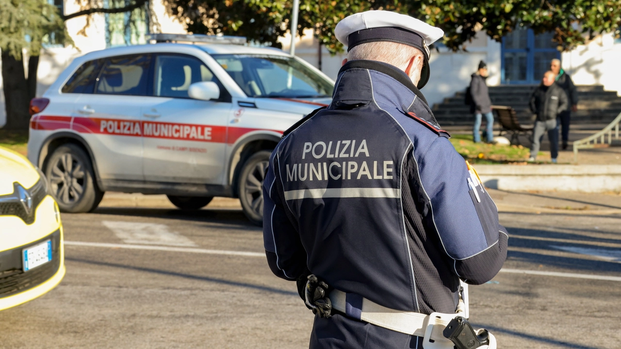 Nella foto di repertorio un agente di polizia municipale impegnato con la pattuglia durante i controlli stradali Nella foto di repertorio un agente di polizia municipale impegnato con la pattuglia durante i controlli stradali