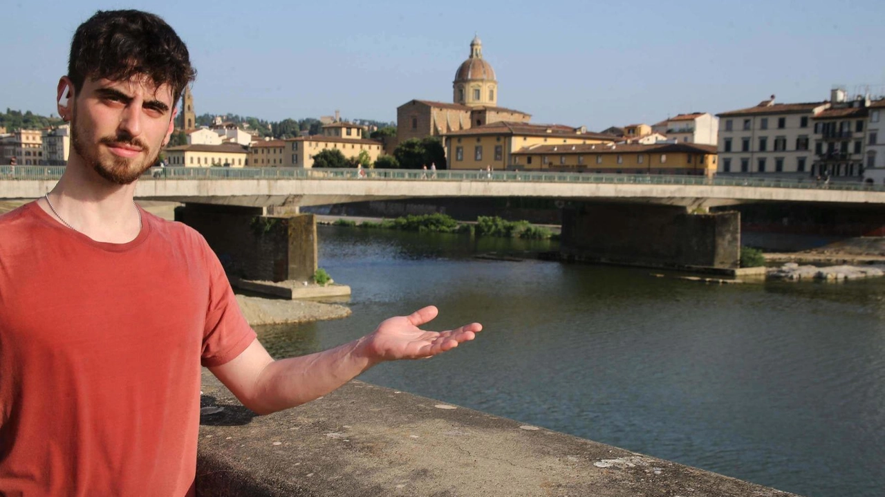 A sinistra, il lungo serpentone di auto sul Viadotto dell’Indiano A destra, il Ponte Vespucci A sinistra, il lungo serpentone di auto sul Viadotto dell’Indiano A destra, il Ponte Vespucci