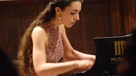 Il concerto a Villa Bertelli per la vigilia della Befana. Protagonista Cristina Di Lecce, giovane musicista. Il concerto a Villa Bertelli per la vigilia della Befana. Protagonista Cristina Di Lecce, giovane musicista.