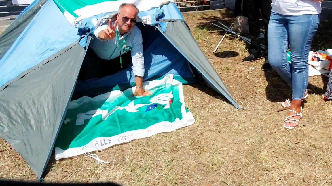 Un accampamento di 48 ore, organizzato dal segretario Daniele Soddu, per dichiarare lo stato di agitazione dell’ambiente ospedaliero "Serve un piano di investimento serio sul personale stremato dal sovraffollamento e dalla mancanza di dipendenti medici". Un accampamento di 48 ore, organizzato dal segretario Daniele Soddu, per dichiarare lo stato di agitazione dell’ambiente ospedaliero "Serve un piano di investimento serio sul personale stremato dal sovraffollamento e dalla mancanza di dipendenti medici".