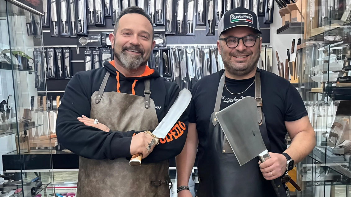 Crescenzo Palermo, 51 anni,. con il socio Raffaele Fanatico nella loro coltelleria Crescenzo Palermo, 51 anni,. con il socio Raffaele Fanatico nella loro coltelleria