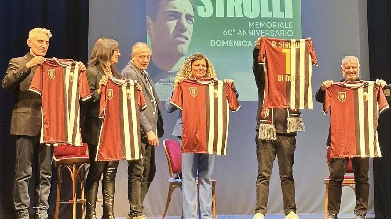 Le maglie speciali metà amaranto e metà bianconere nel segno di Intercomunale Monsummano e Ascoli sul palco del Teatro Montand celebrano la memoria di Roberto Strulli simbolo del calcio monsummanese